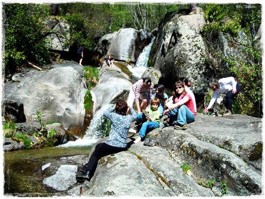 Grupo padres con ni&ntilde;os en el rio