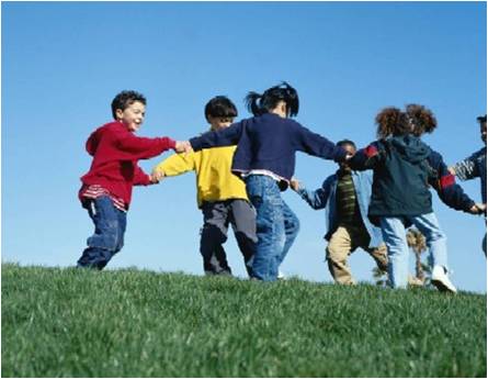 Ni&ntilde;os jugando en Gredos